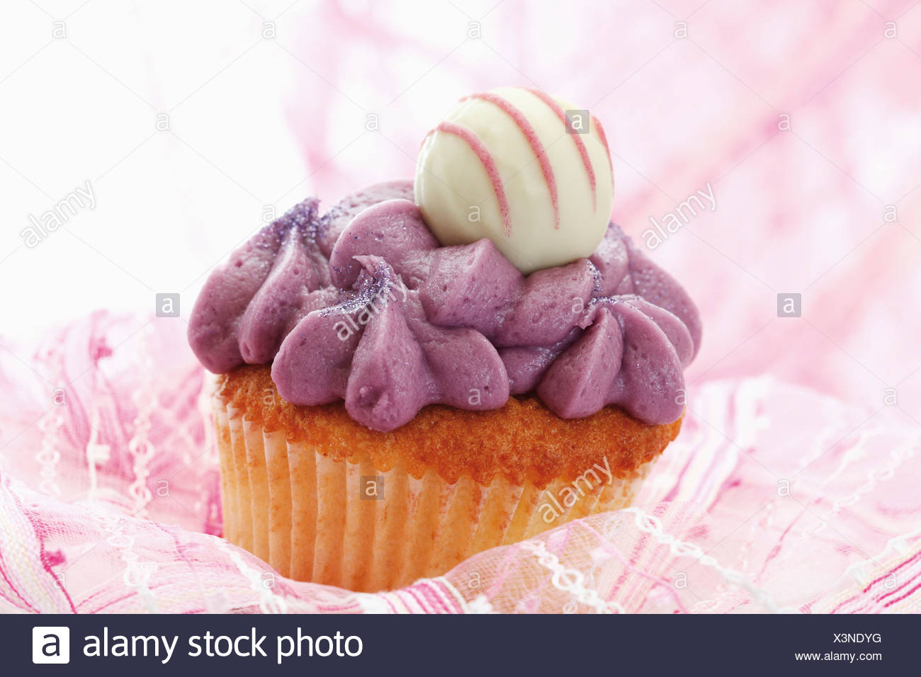 Cerca de buttercream grosella negra cupcake con trufas de chocolate Foto de stock