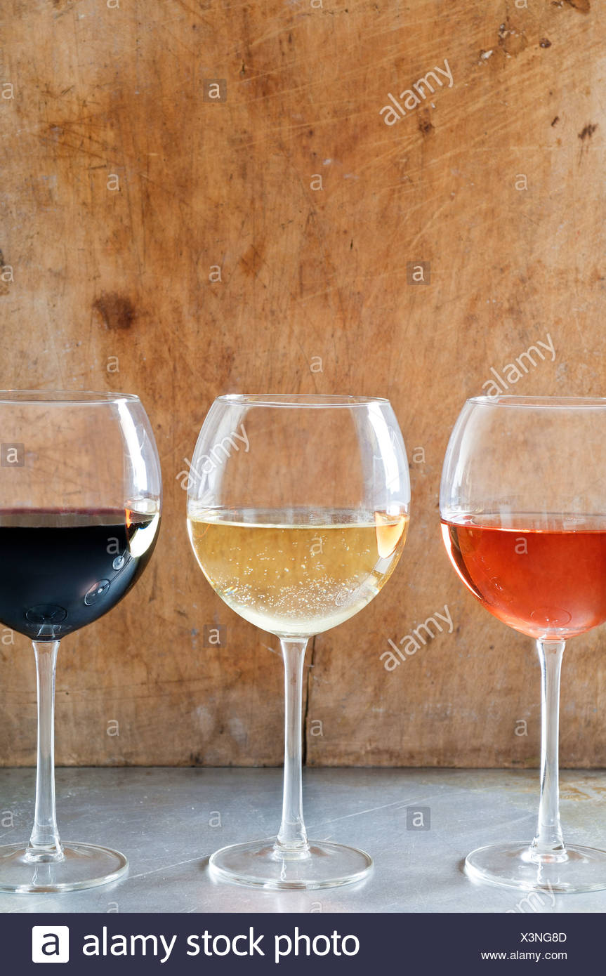 Rosa, los vinos blancos y tintos de gafas Foto de stock