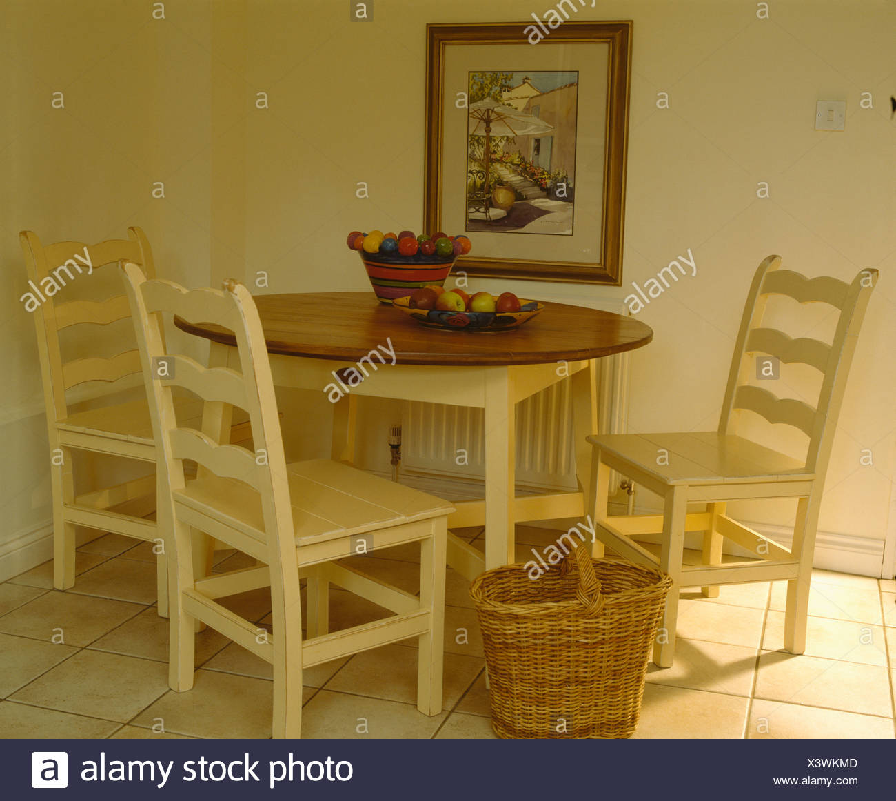 Simple De Madera Pintada De Color Crema Mesa Y Sillas En Tonos