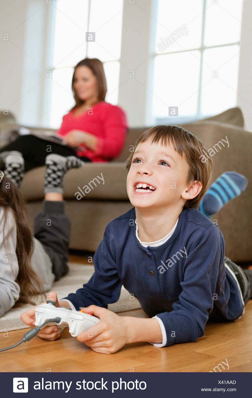 Ninos Jugando Videojuegos Fotografia De Stock Alamy