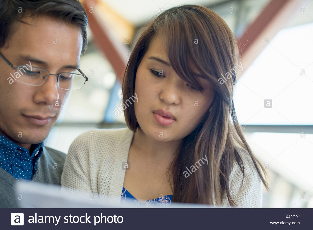 Pareja joven concentrando, Retrato Foto de stock