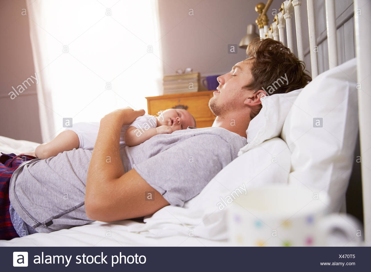 Padre Durmiendo En La Cama Sosteniendo Bebe Recien Nacido Hija Fotografia De Stock Alamy Padre Durmiendo En La Cama Sosteniendo Bebe Recien Nacido Hija Fotografia De Stock Alamy
