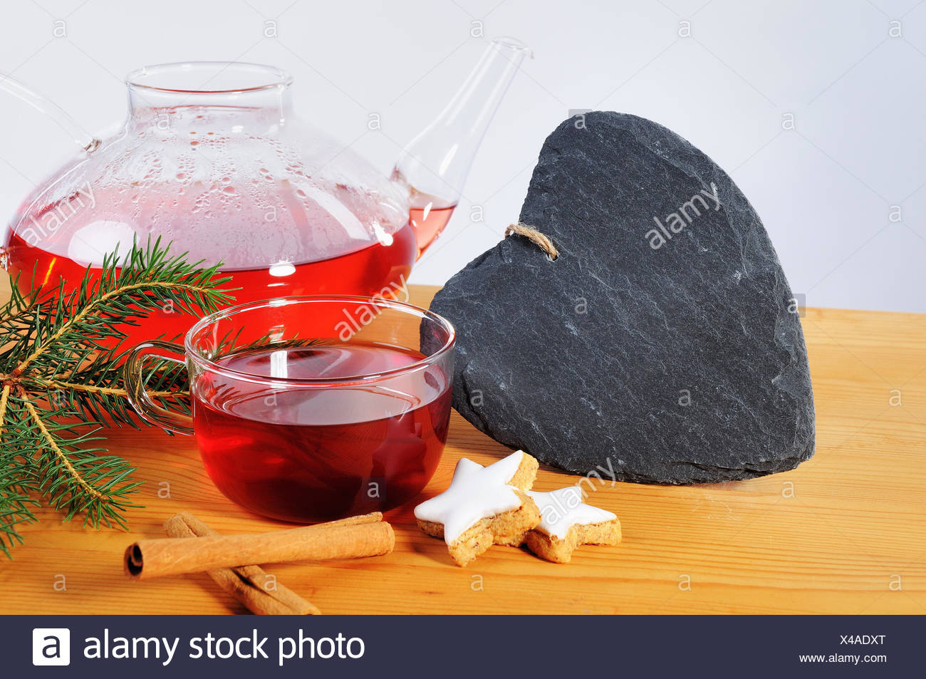Tee, tasse, Schieferherz Teekanne und Dekoration de Adviento Foto de stock