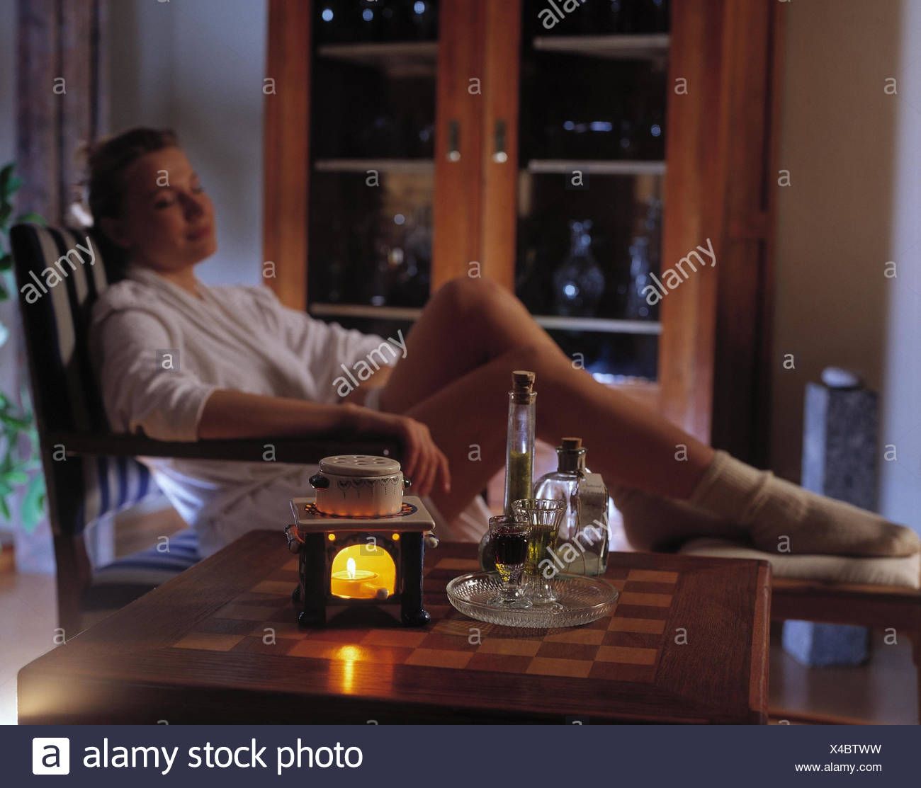 https www alamy es terapia aromatica sala de estar una mujer sentada sillon lampara aromatica olor del esoterismo lamparas lamparas de olor olor inhalar olores olores inhalacion aceite ethereally cicatrizante alternativamente terapia aplicacion relax distension image278085525 html