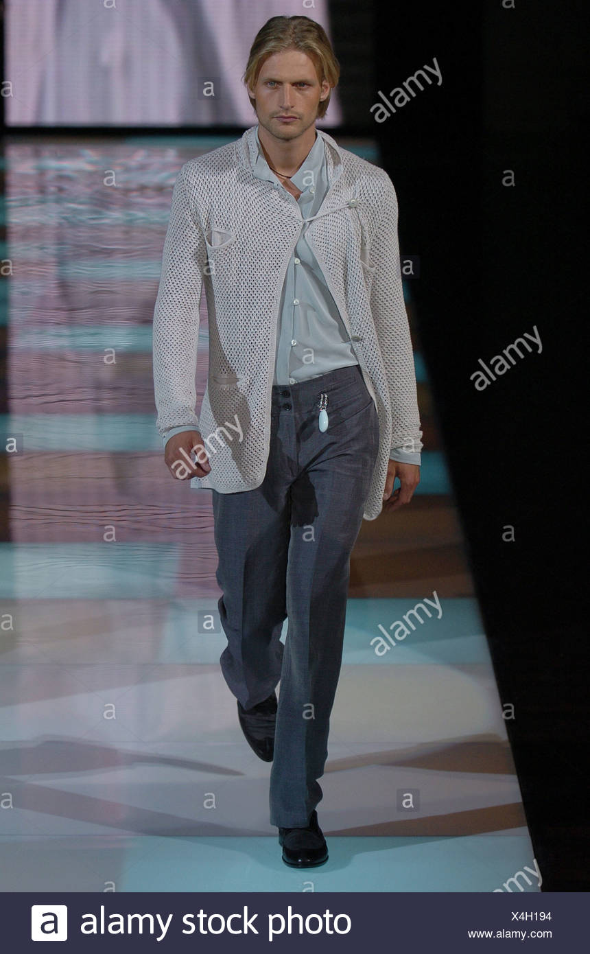 Giorgio Armani Milán moda masculina S S hombres vistiendo prendas cardigan  en camisa azul y azul marino, pantalones estrechos púrpura oscuro  Fotografía de stock - Alamy