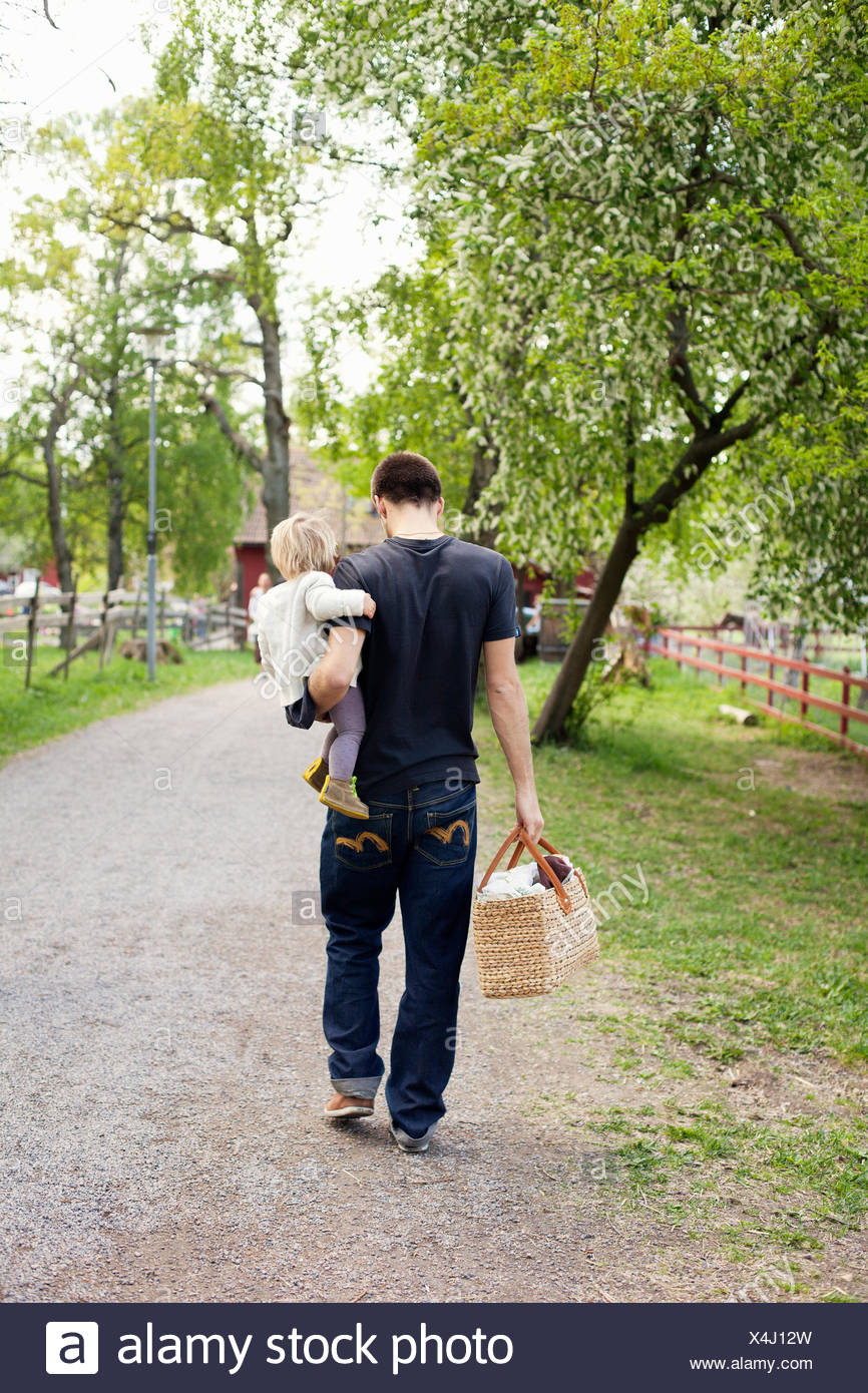 Suecia, Uppland, Padre caminando con su hija (18-23 meses) Foto de stock