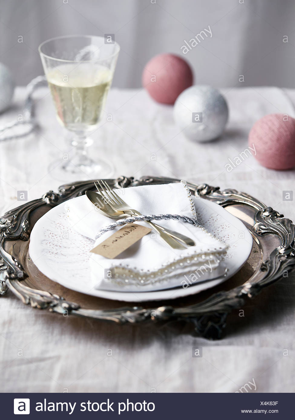 Navidad lugar,con copa de champaña. Foto de stock