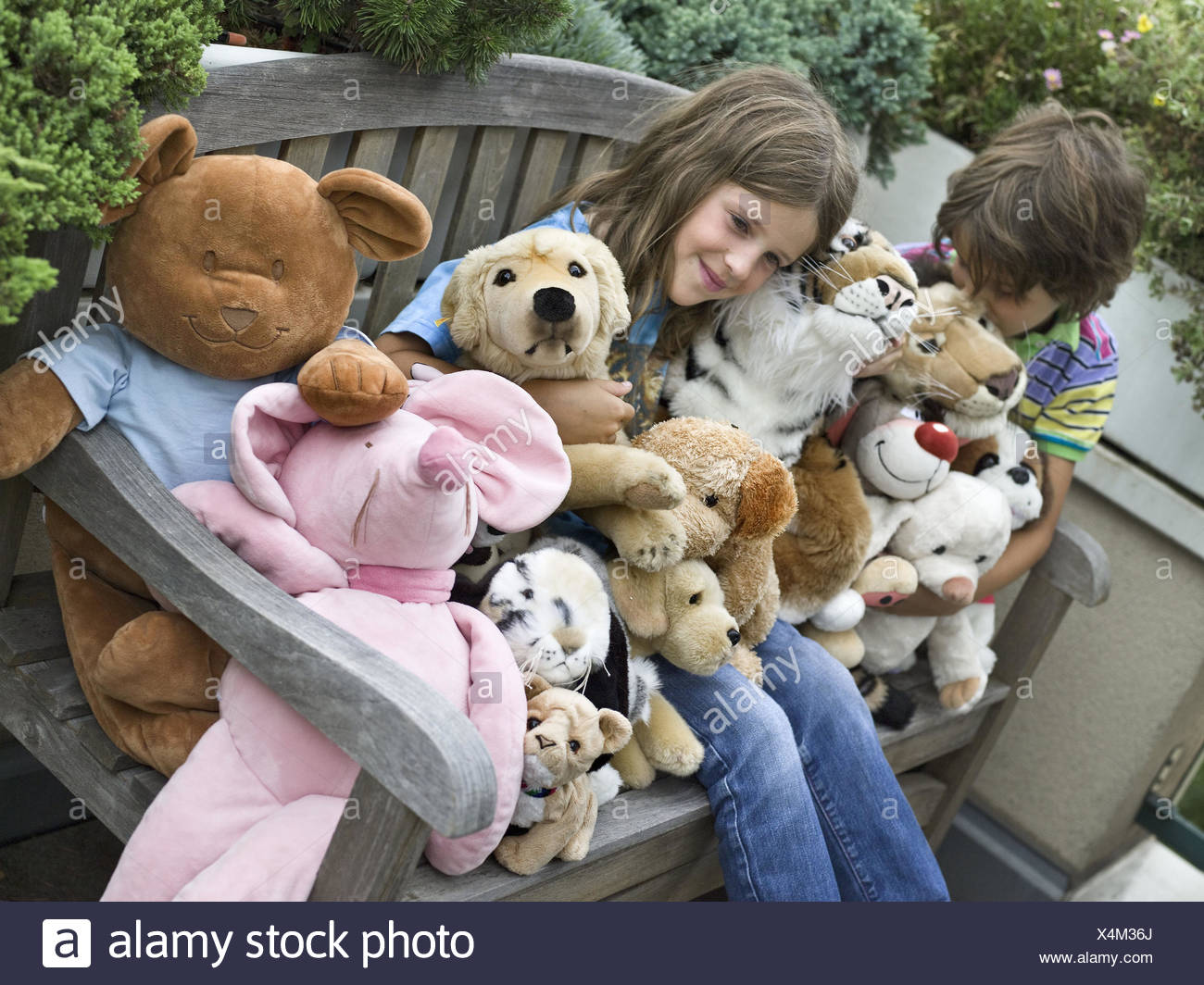 niños con peluches
