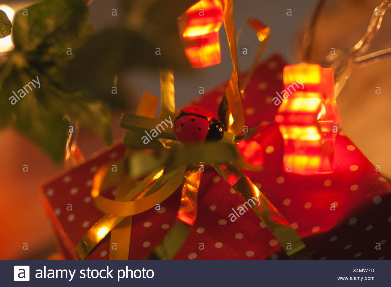 Regalo de Navidad envuelto festivamente Foto de stock