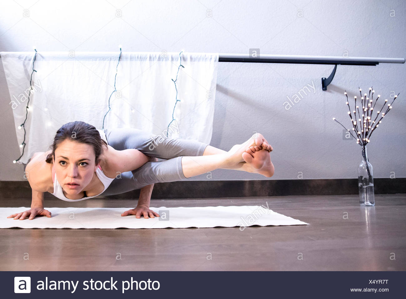 Mujer fuerte, mantiene el equilibrio del brazo de yoga Foto de stock