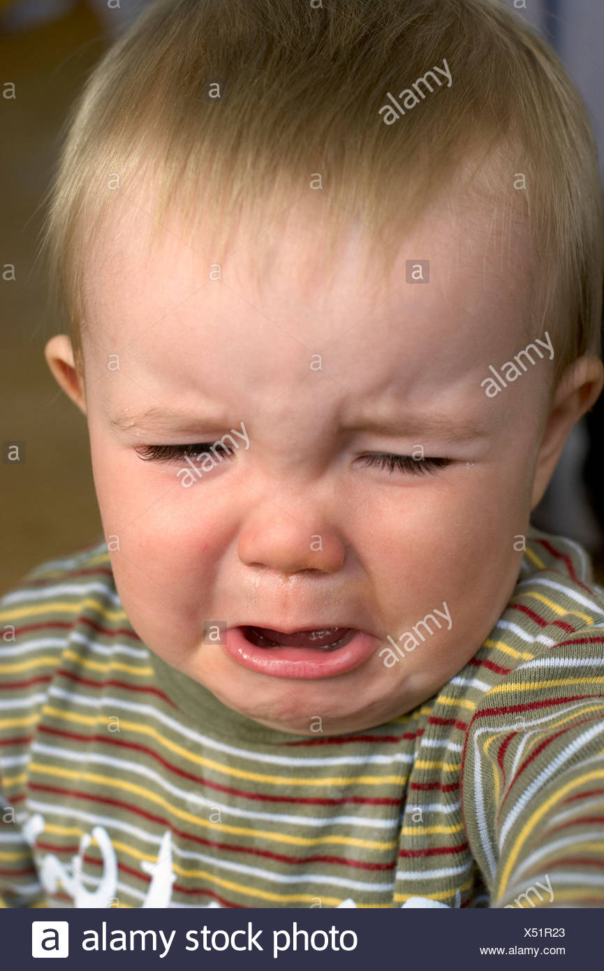 Primerisimo Primer Plano De Un Bebe Triste En La Accidentada T Shirt Llorando Fotografia De Stock Alamy