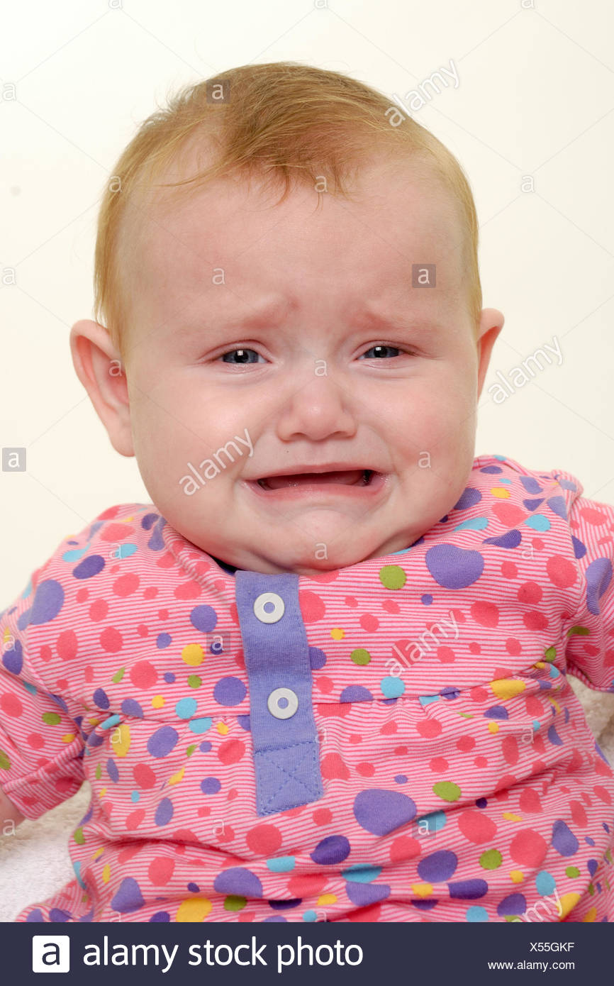 Bebe Que Llora Triste Fotografia De Stock Alamy