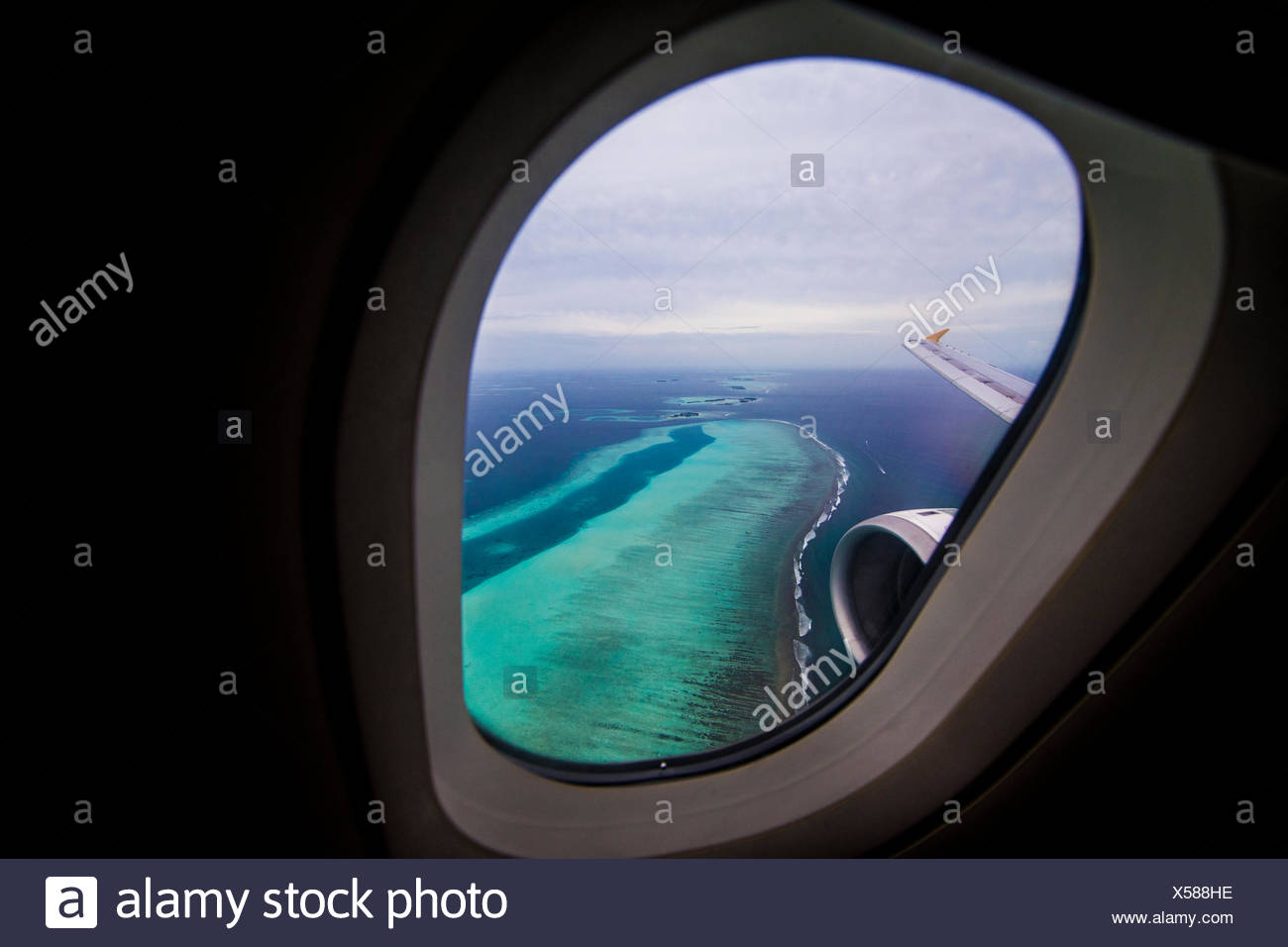 Islas tropicales vistas desde la ventana de avión, Maldivas Foto de stock