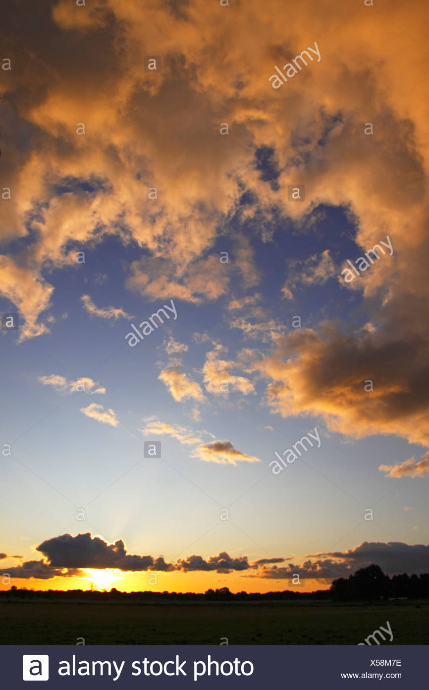 Espectacular Cielo Con Nubes Iluminadas Desde Abajo Por La Tarde Noche Sol Al Atardecer El Paisaje De Naturaleza Oberalsterniederung Rese Fotografia De Stock Alamy