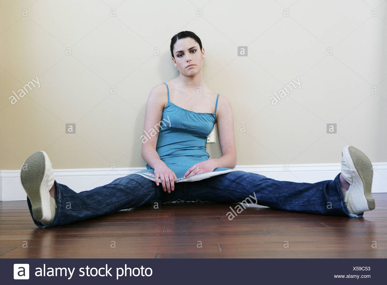 Mujer Sentada En El Suelo Con Las Piernas Abiertas Foto