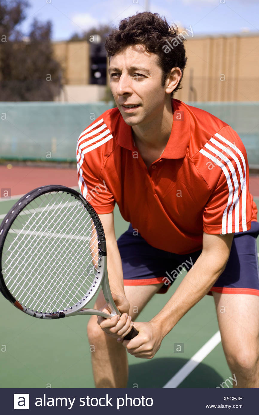 Un hombre jugar tenis Foto de stock
