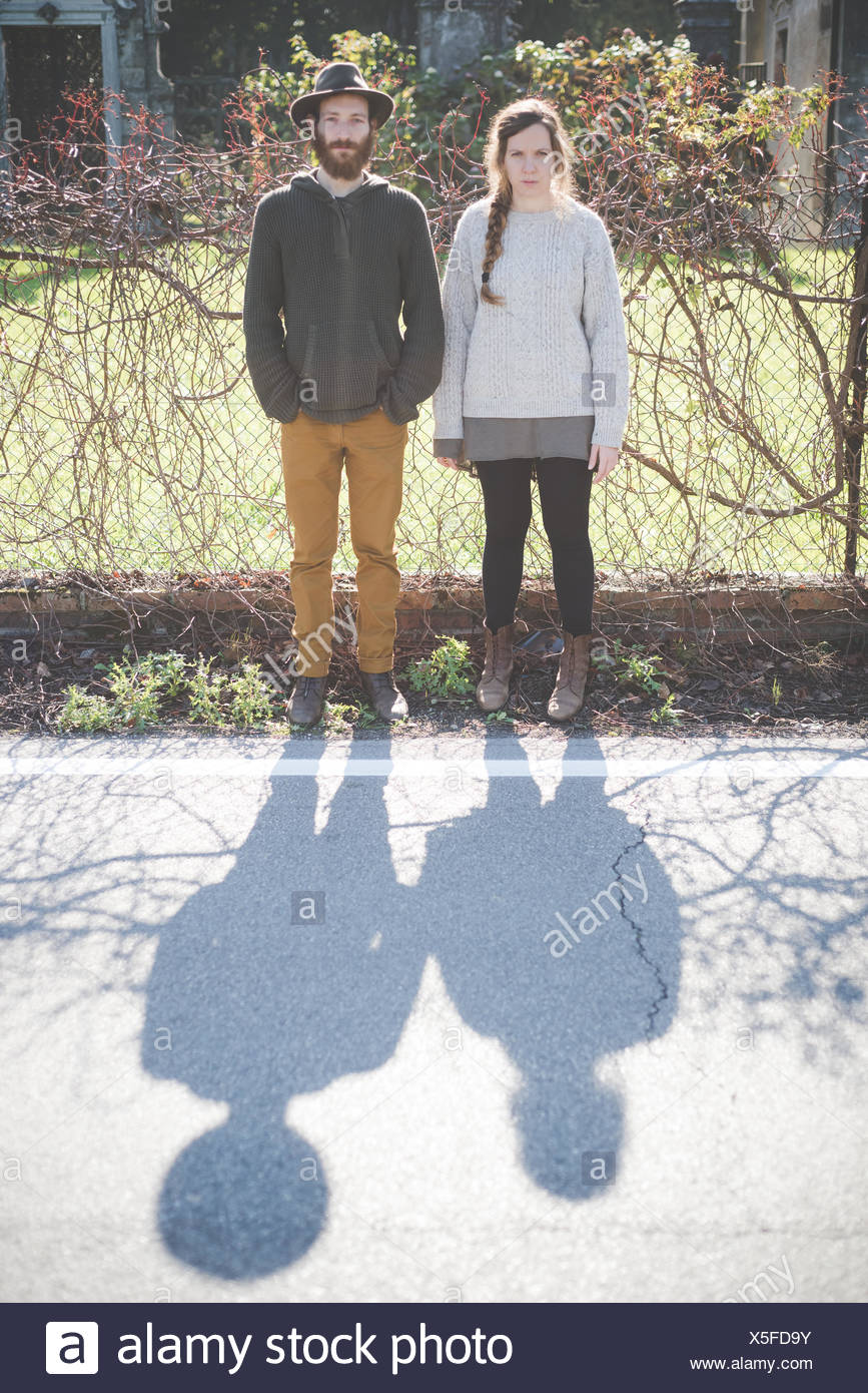 Pareja joven al lado, Retrato Foto de stock