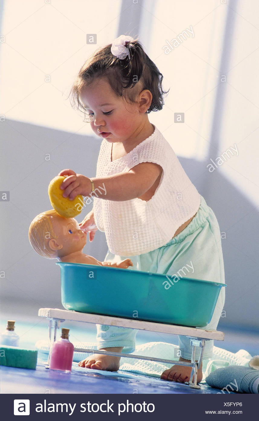 niñas jugando con muñecas bebe