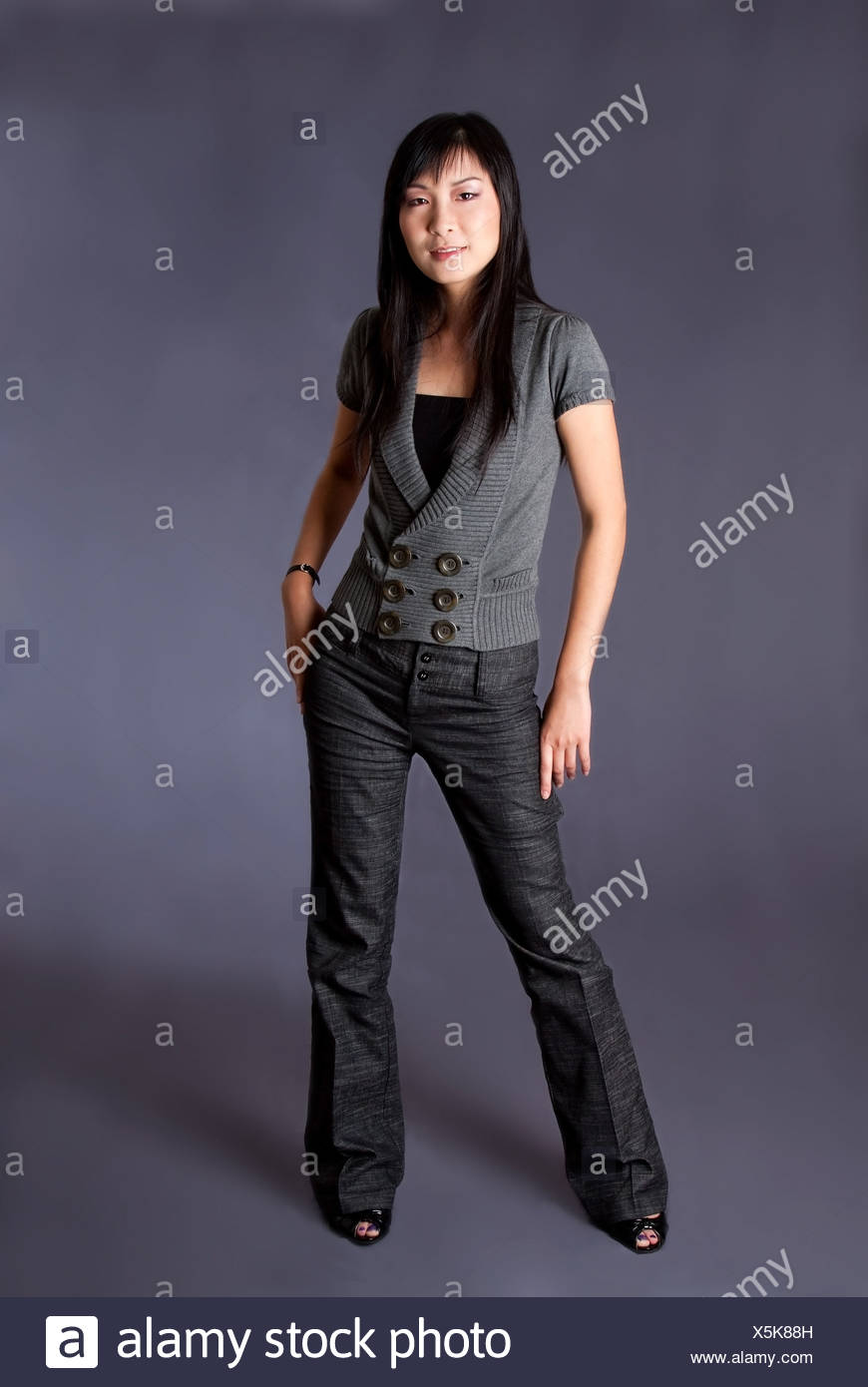 Asian American Business hermosa mujer de carrera en gris permanente ropa de moda casual, aislado. Foto de stock