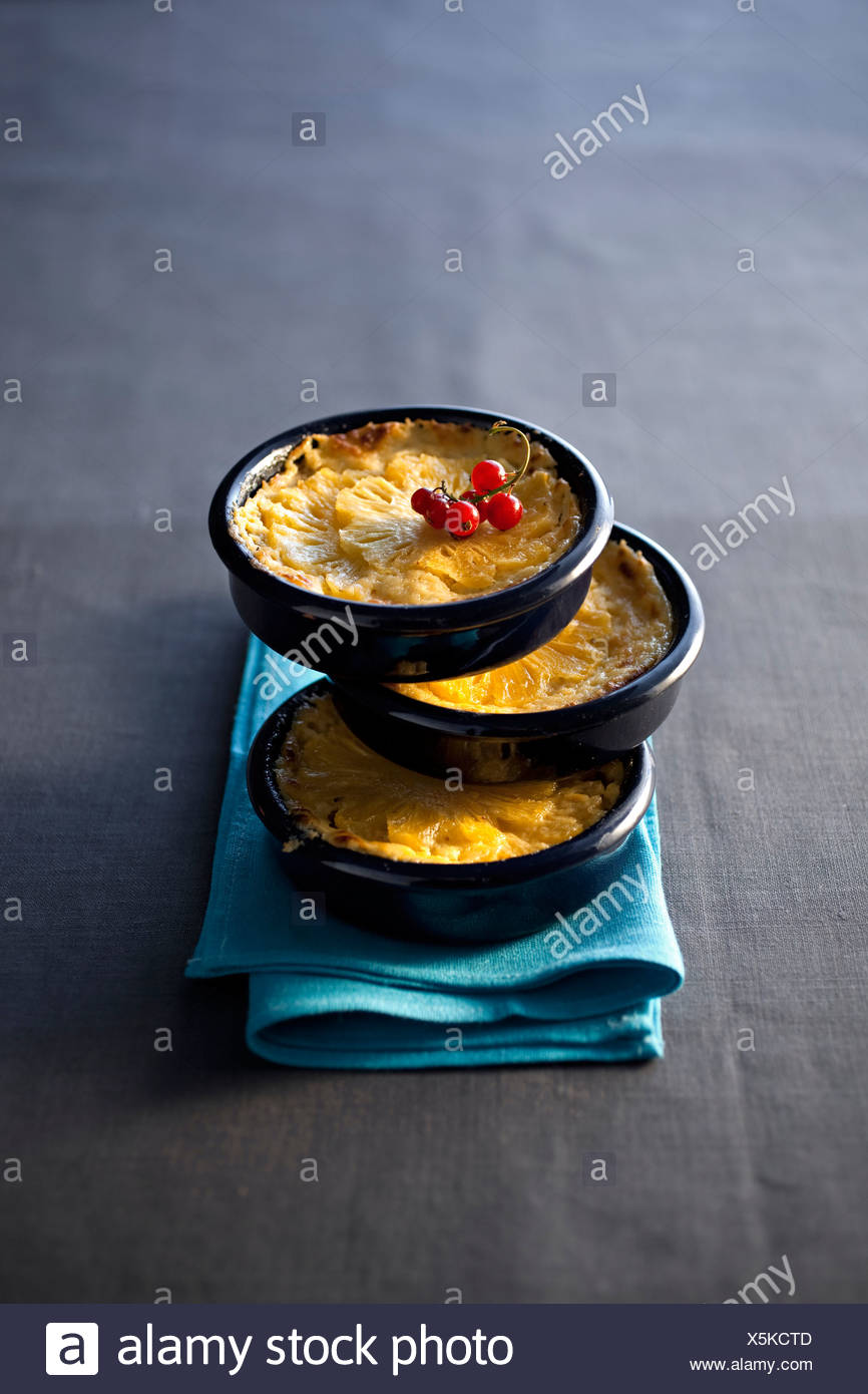 Clafoutis de miel y piña Foto de stock