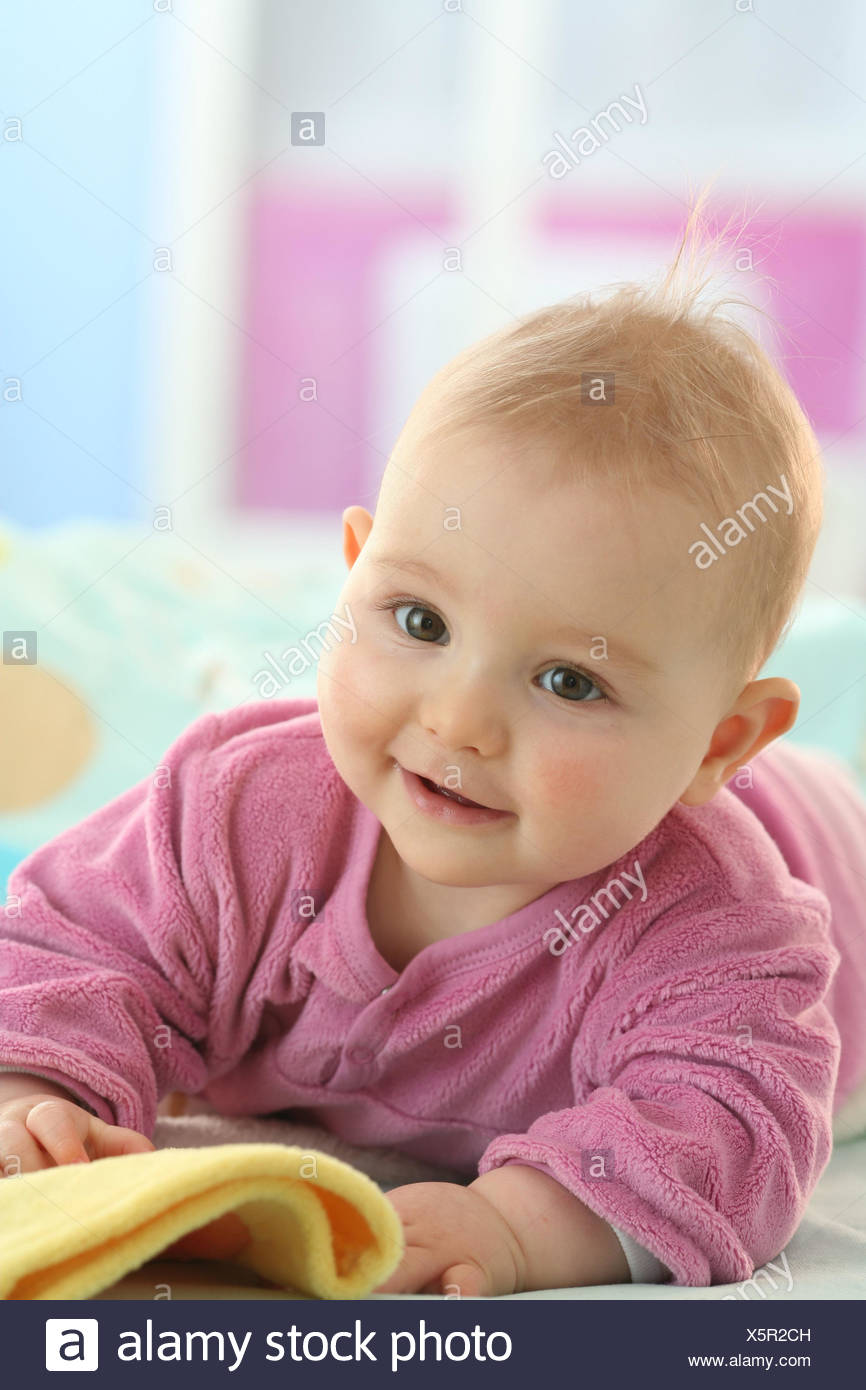 Bebe De 5 Meses Retrato Modelo Liberado Gente Nino Bebe Nino Bebe Retrato Retrato Anadir Soporte Posicion Abdominal Vestidos Rubio Interiores La Sonrisa La Mentira La Nina Rosa Fotografia De Stock Alamy