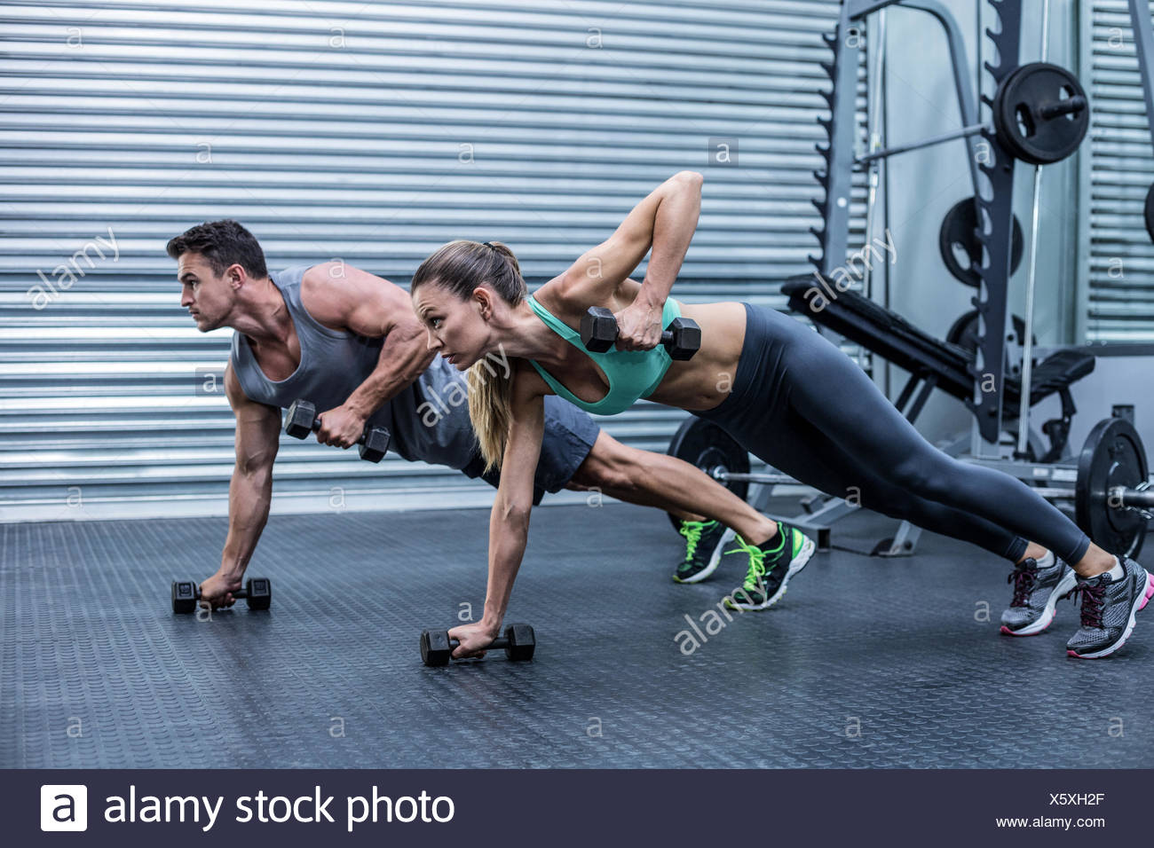 Pareja muscular haciendo ejercicio juntos tablón Foto & Imagen De ...