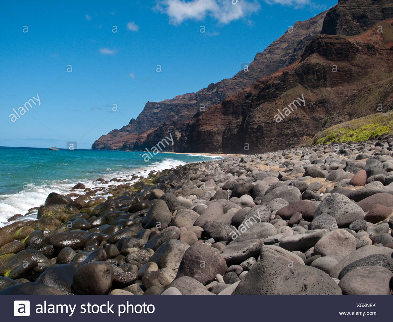 Kalalau beach, en un día soleado, cerca de los acantilados de la costa de Na Pali, North Shore de Kauai Foto de stock