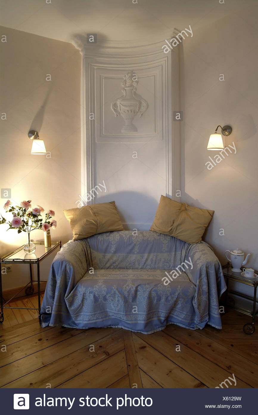 https www alamy es espacio habitable sofas lamparas de pared habitaciones espacio de vida interior setup configuracion estilo st muebles st muebles habitacion rococo estilo rococo elegantemente sillon lamparas lamparas de soporte image279077621 html
