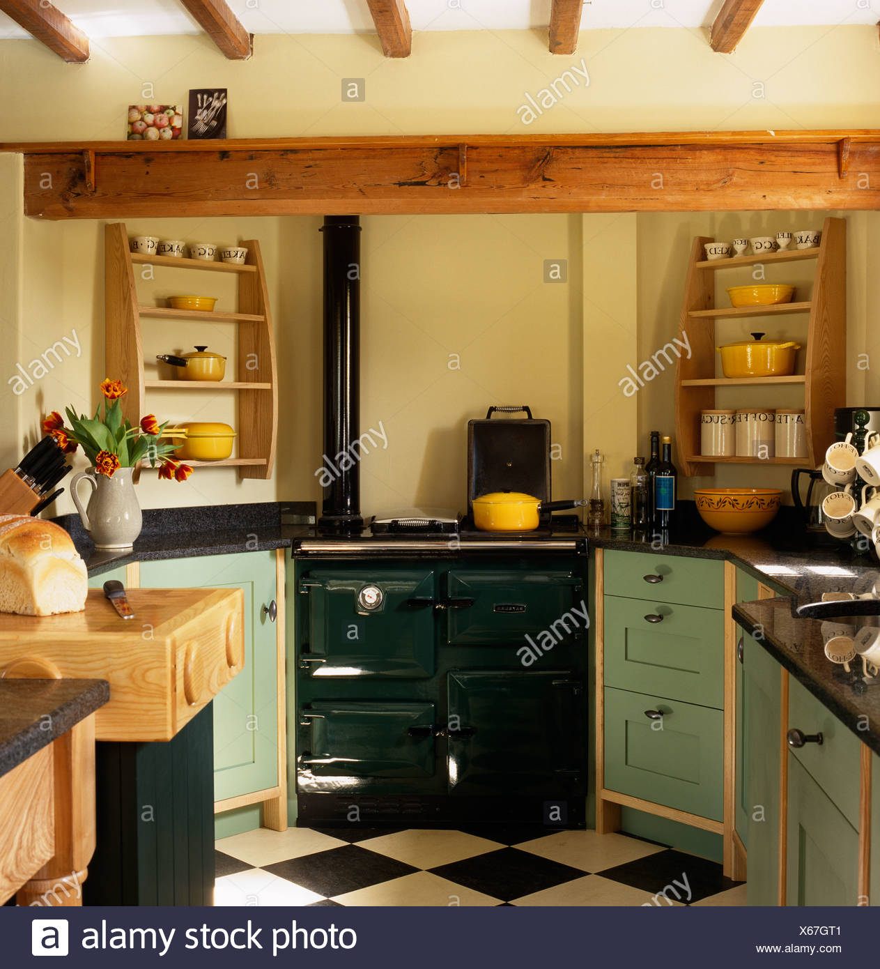 El Horno De Gama Verde Oscuro Verde Palido Entre Las Unidades