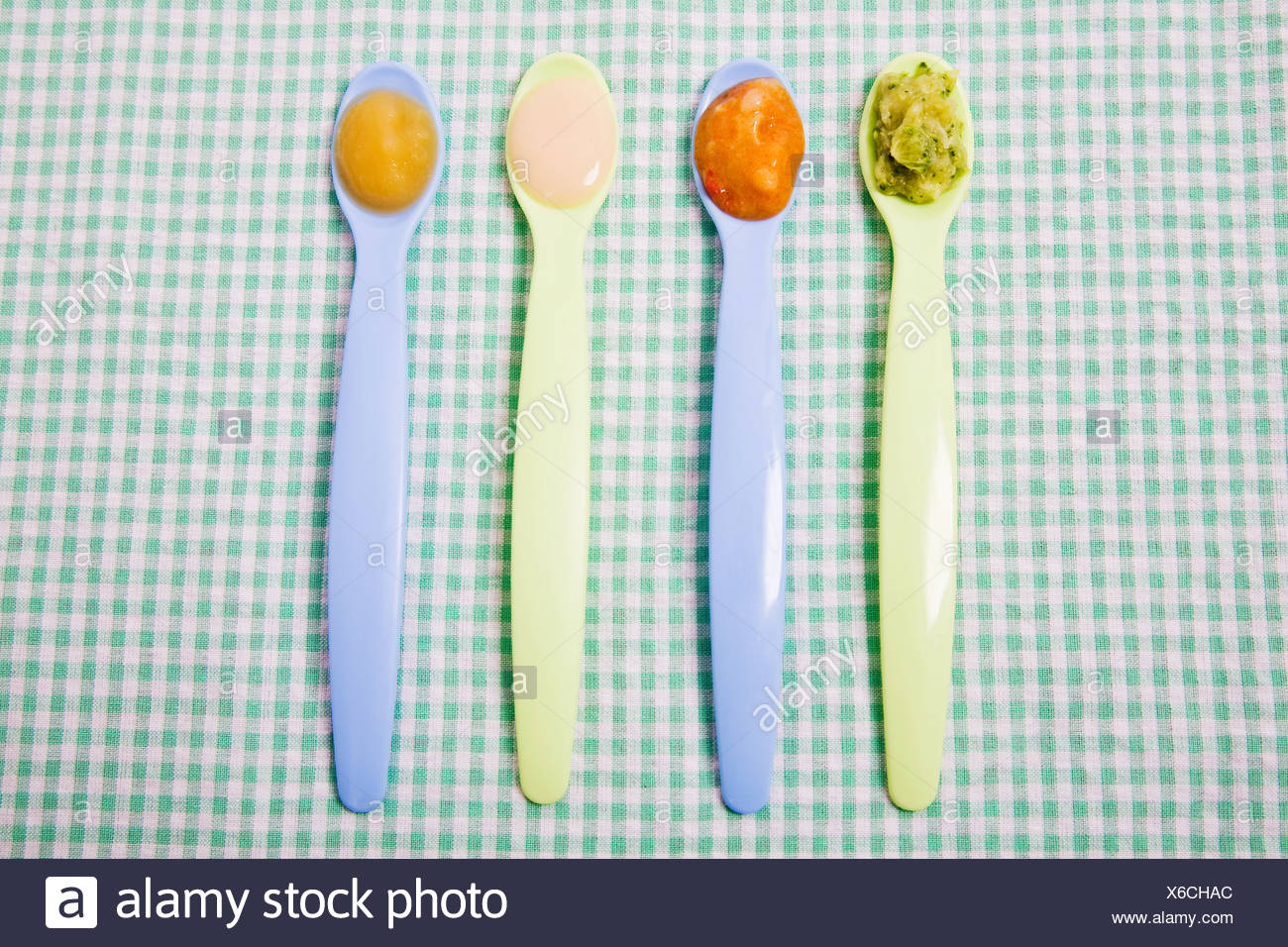 La comida del bebé en cucharas Foto de stock