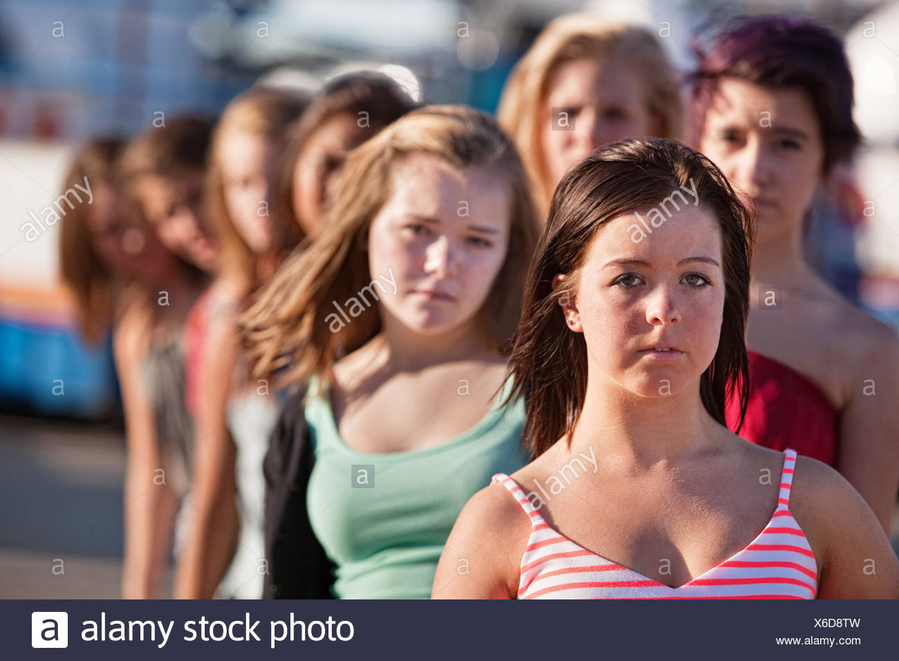 provjetravanje površan na vrijeme  Fila de graves chicas adolescentes en un parque de diversiones Fotografía  de stock - Alamy
