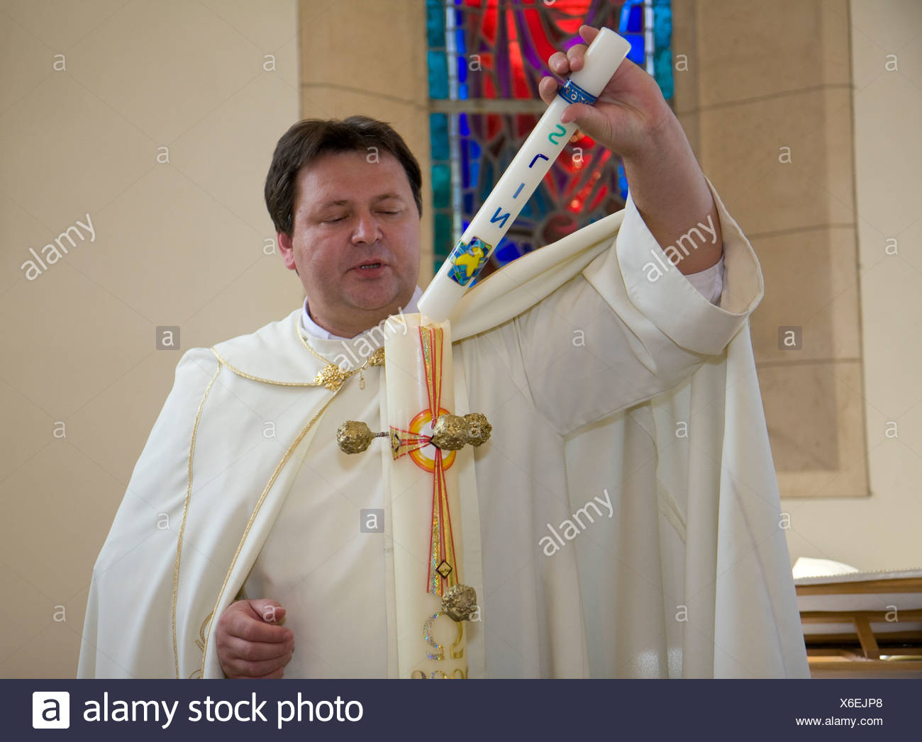 Resultado de imagen de En el Bautismo el sacerdote entrega la vela encendida a los padrinos.