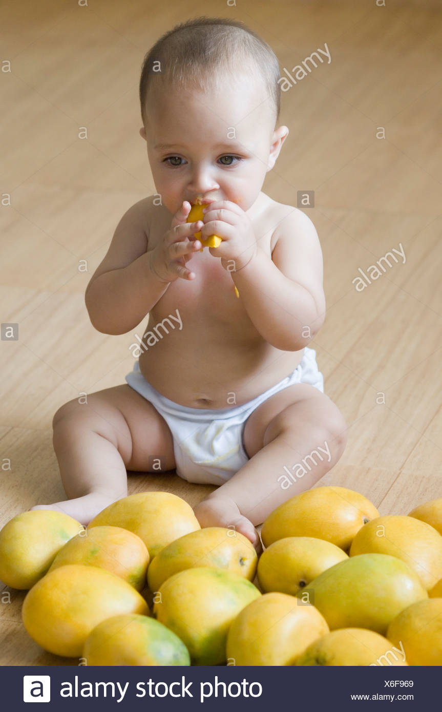 Un Alto Angulo De Visualizacion De Un Bebe Comer Mango Fotografia De Stock Alamy