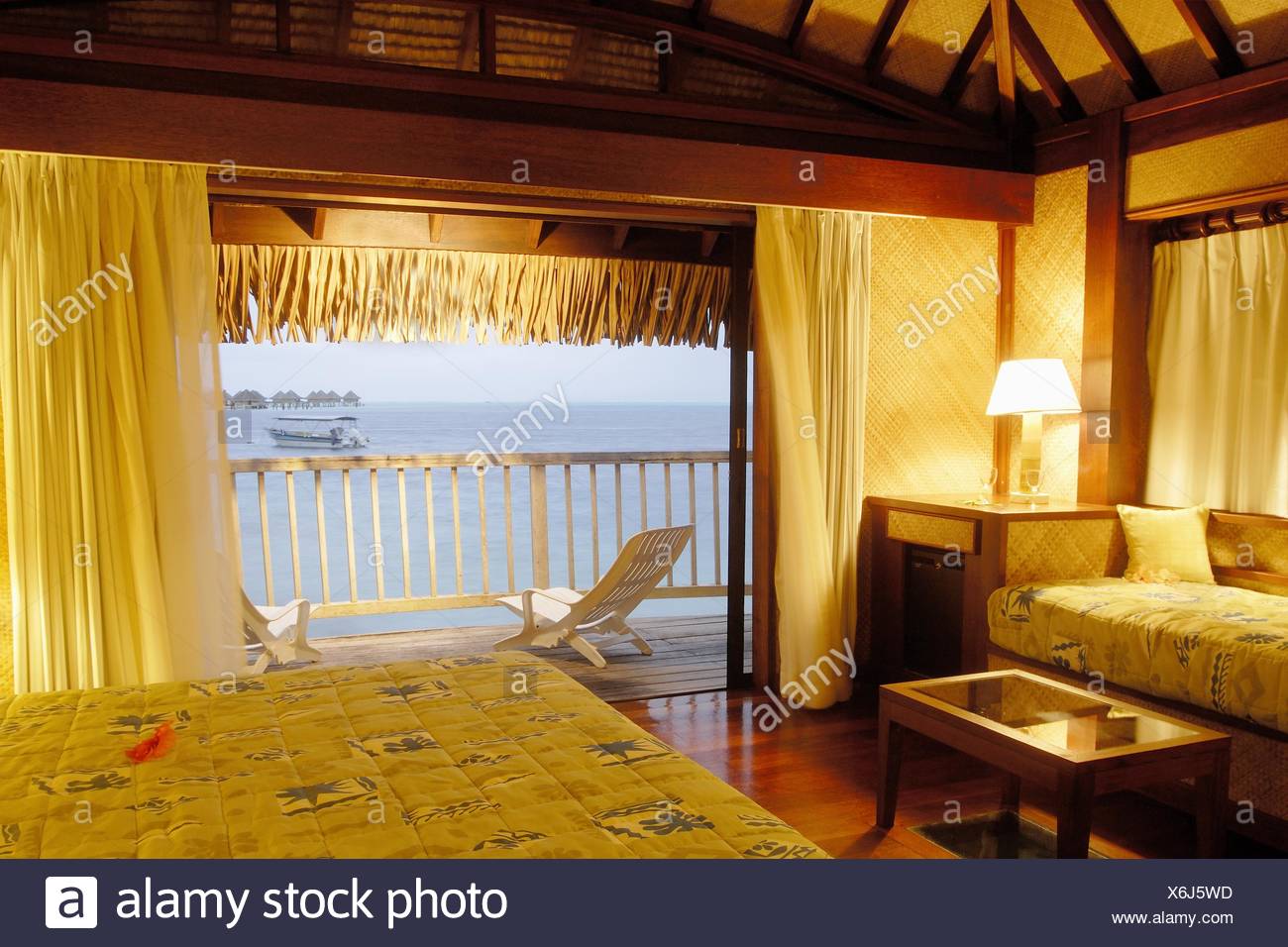 Interieur de bungalow,hotel Maitai Polinesia,Bora-Bora,iles de la Societe,archipel de la Polynesie francaise,ocean Pacifique sud. Foto de stock