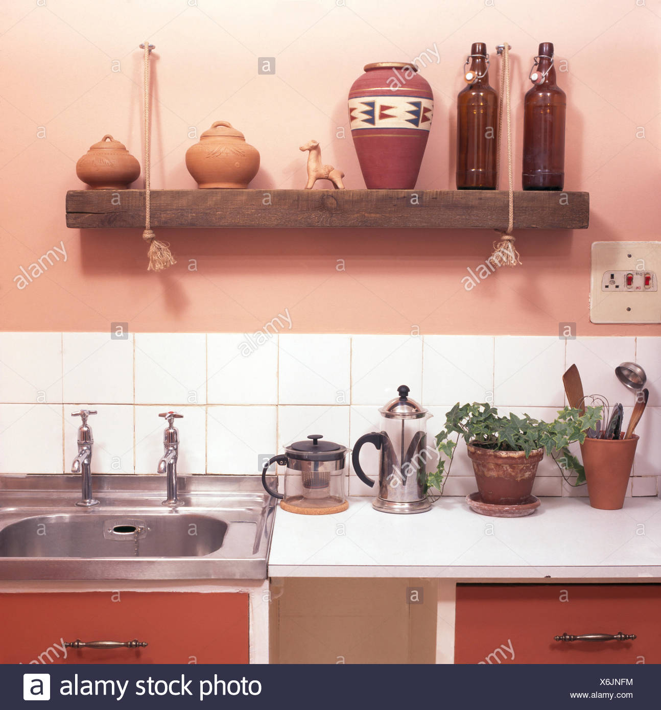 Hecho En Casa Rustica En Estante De Pared Sobre Fregadero Cocina