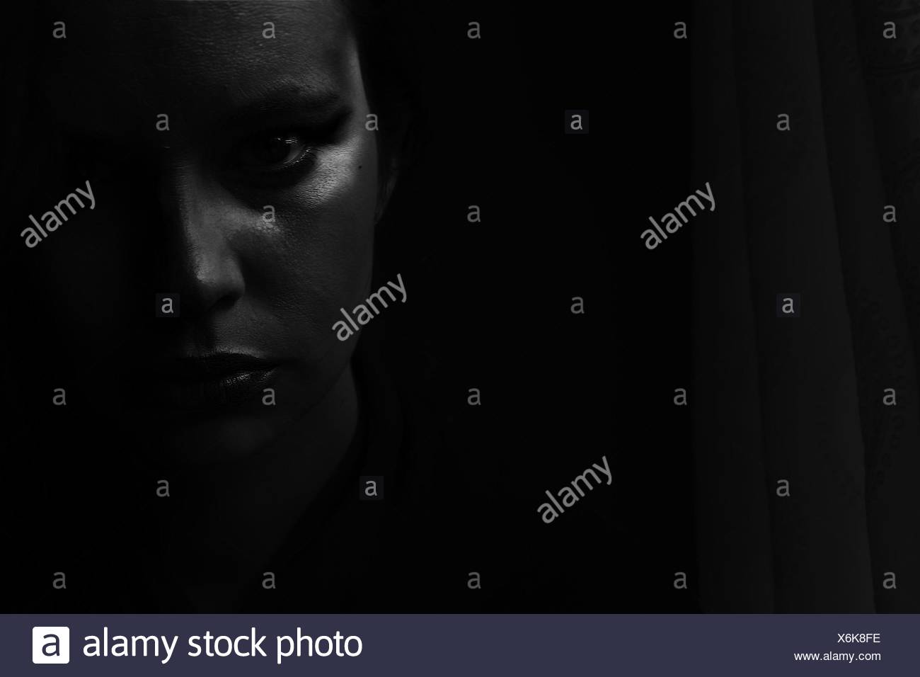 Retrato de mujer joven en el cuarto oscuro Foto & Imagen De Stock ... Retrato de mujer joven en el cuarto oscuro Foto & Imagen De Stock ...