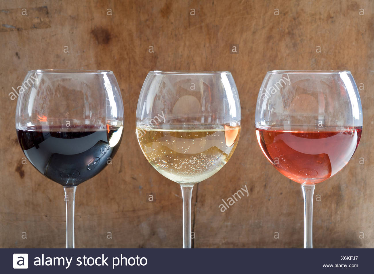Rosa, los vinos blancos y tintos de gafas Foto de stock