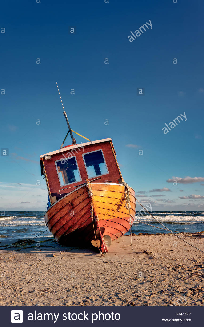 Barco pesquero en la costa del Mar Báltico Foto de stock