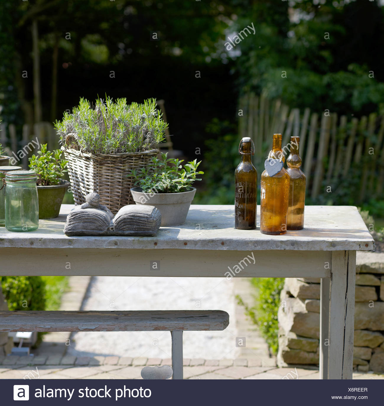 https www alamy es bodegon con accesorios decorativos sobre una mesa de madera antigua en un romantico jardin image279570111 html