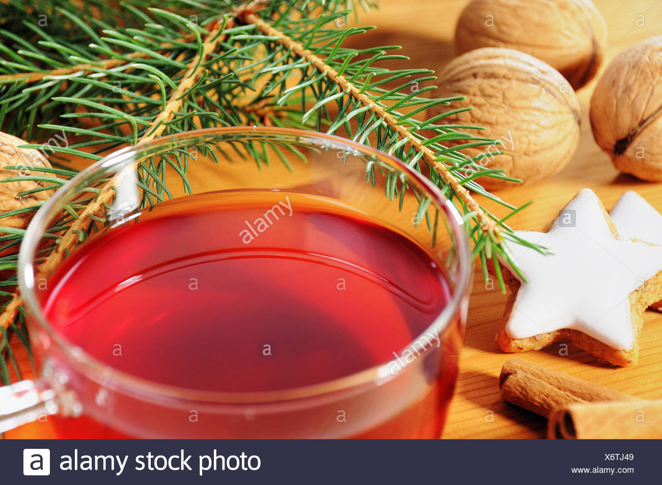Mit Weihnachtsdekoration Tasse Tee und Holztisch Foto de stock