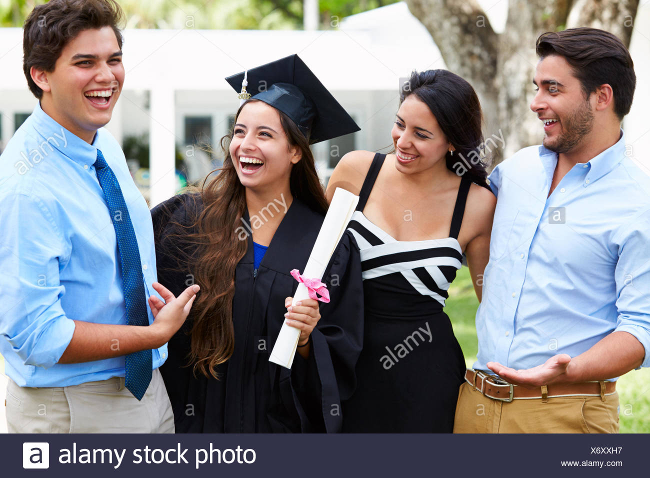 El Estudiante Y La Familia Hispana Celebra La Graduacion
