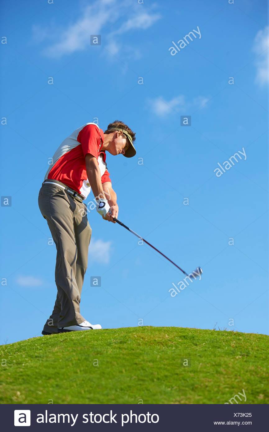 Ángulo de visión baja de golfista en Cerro Quitasol vistiendo la celebración de golf club Foto de stock