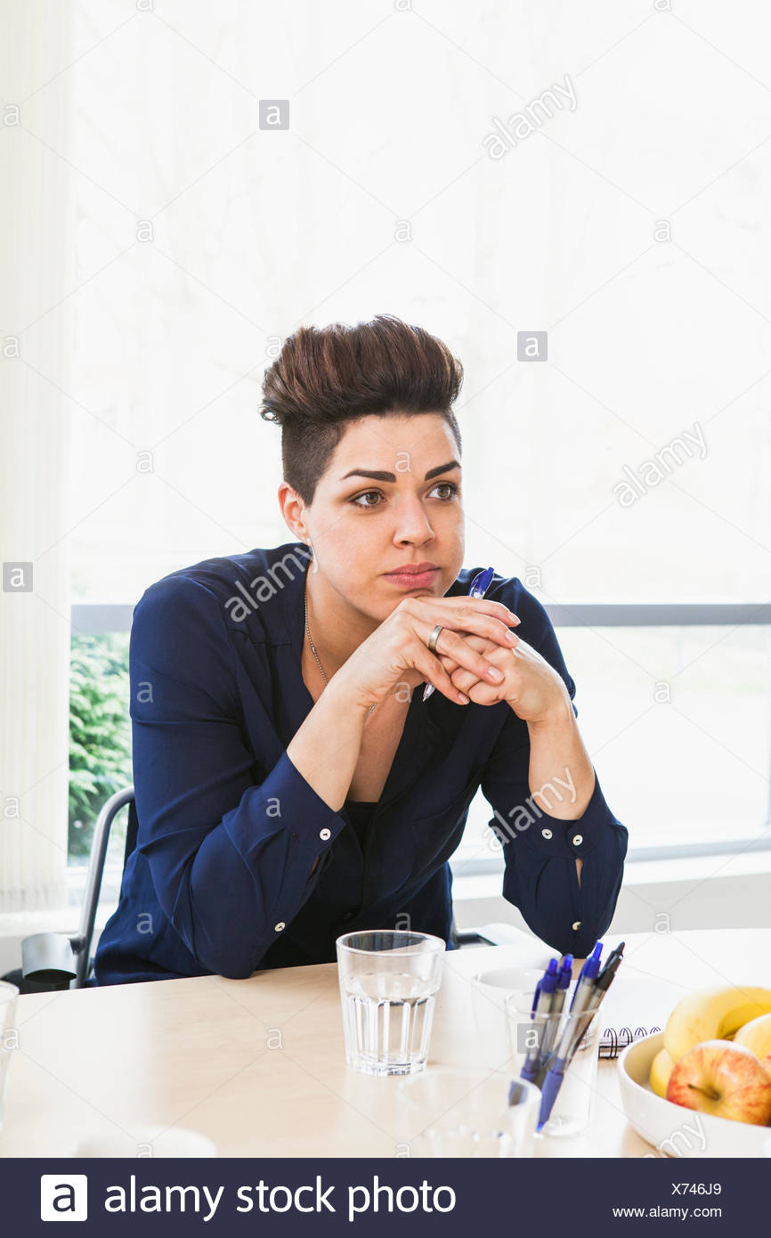 Suecia, la mujer se concentra en la discusión Foto de stock