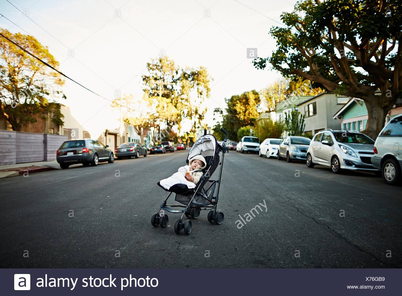Baby Boy en el transporte en medio del camino Foto de stock
