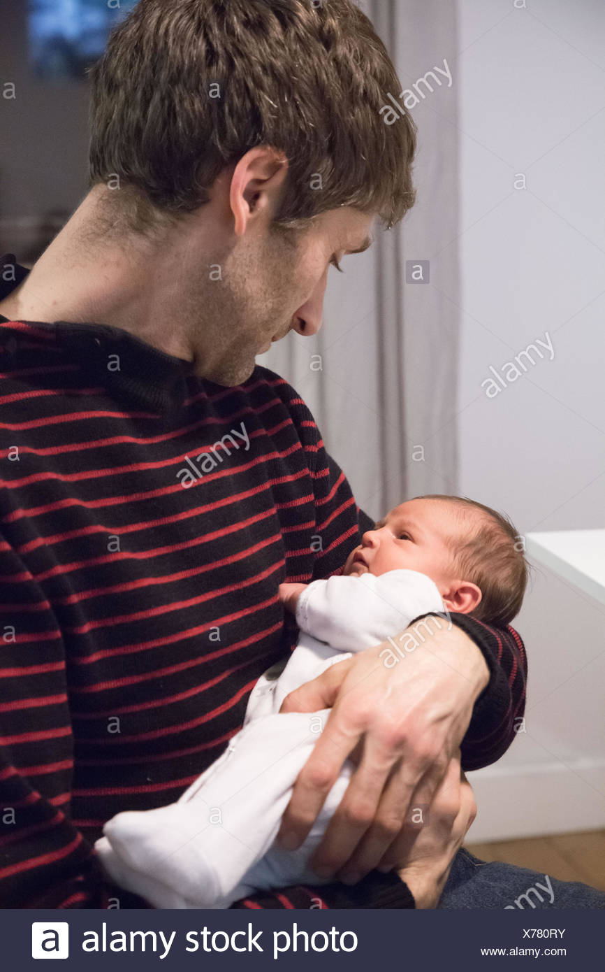 Bebe Recien Nacido En Los Brazos De Su Padre Fotografia De Stock Alamy