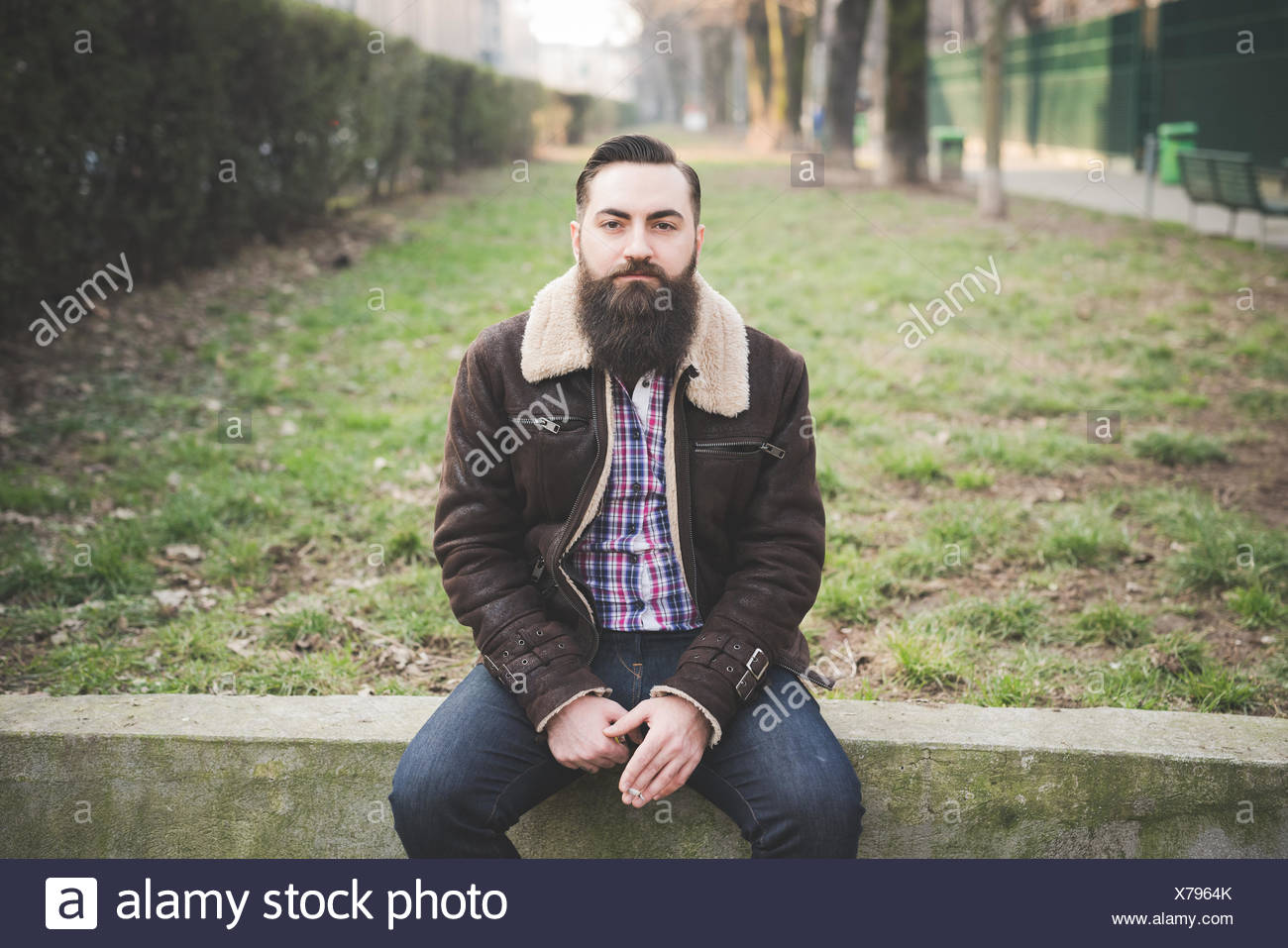 Joven hombre barbado en estacionamiento Foto de stock