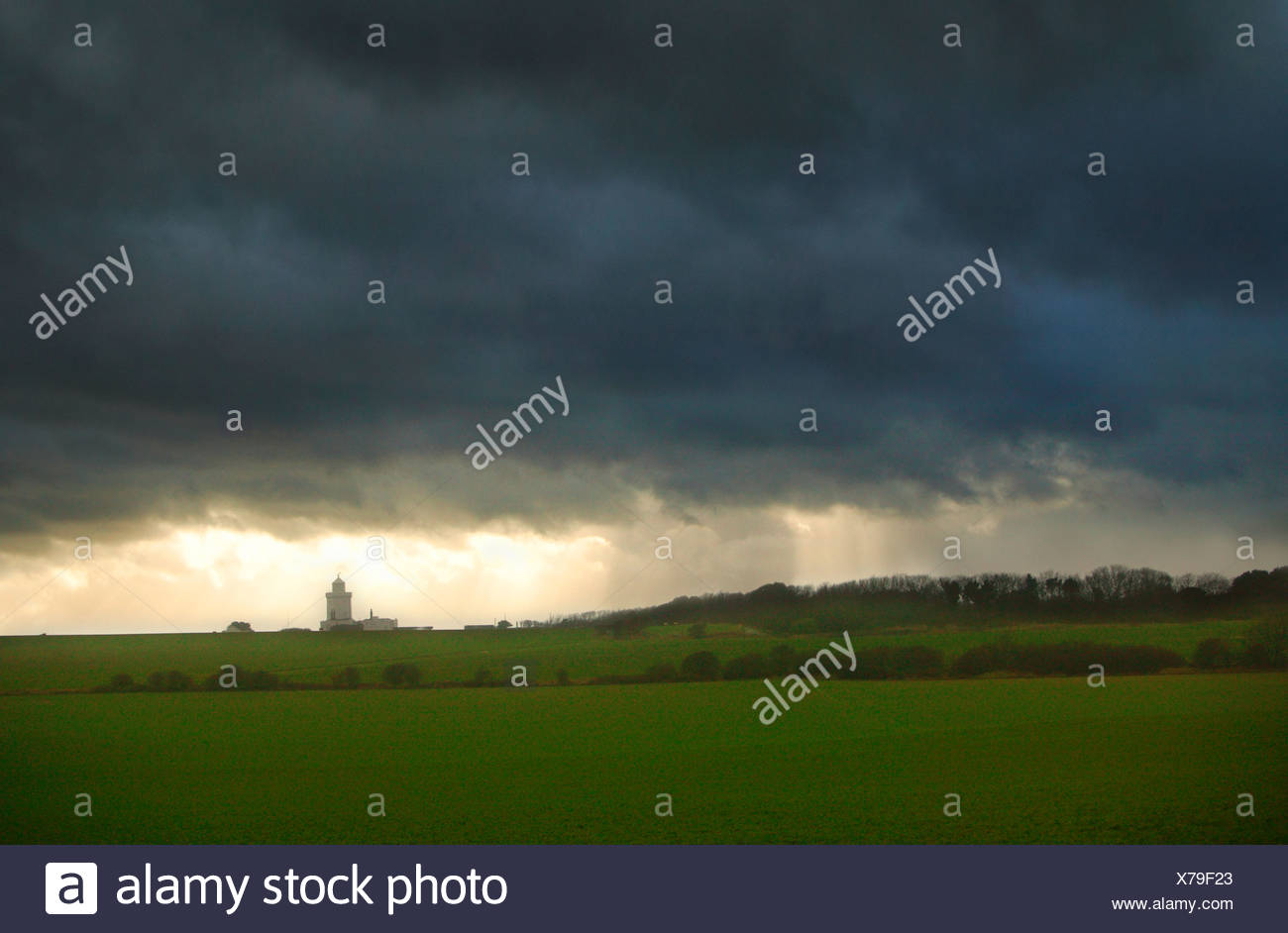 Faro en Kent con cielo tormentoso Inglaterra Foto de stock