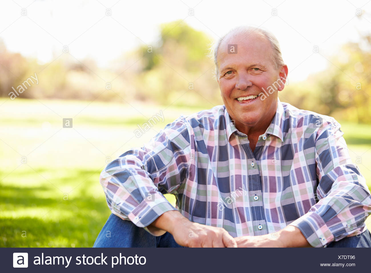 Hombre senior en relajante paisaje otoñal Foto de stock