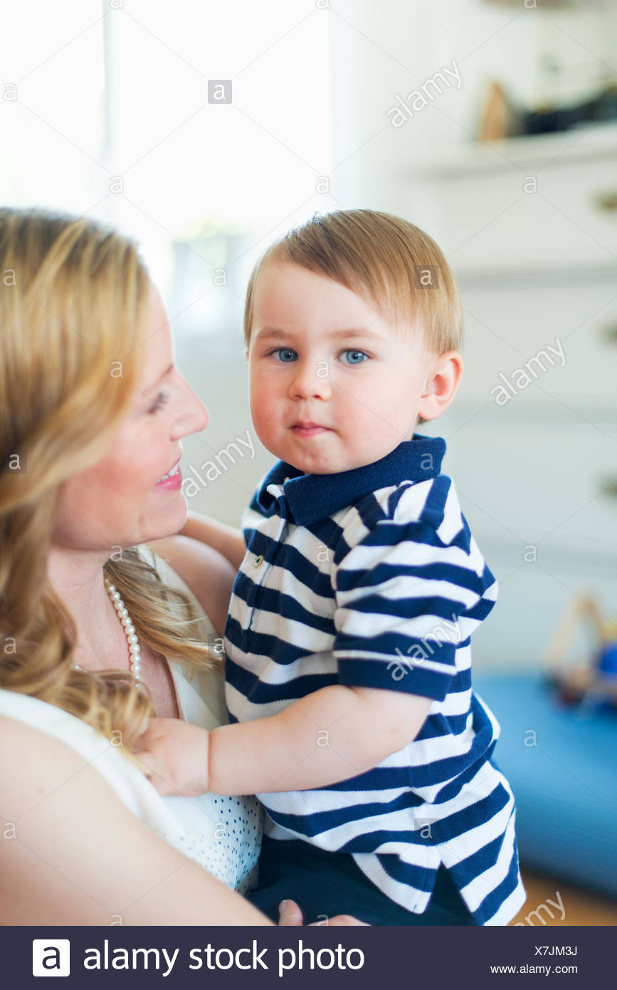 Suecia, Retrato de boy (18-23 meses) con la madre Foto de stock