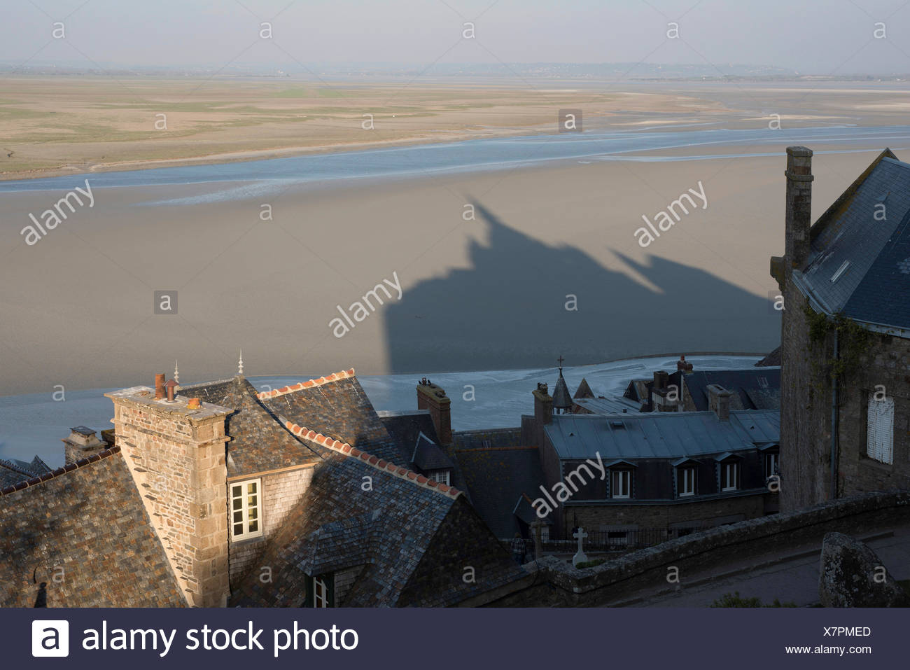 Los techos y sombra de Mont Saint-Michel, pisos de lodo en la marea baja, Baja Normandía, Francia, Europa Foto de stock